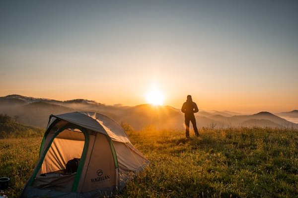 Comment se préparer à un camping en région de pergélisol en été?